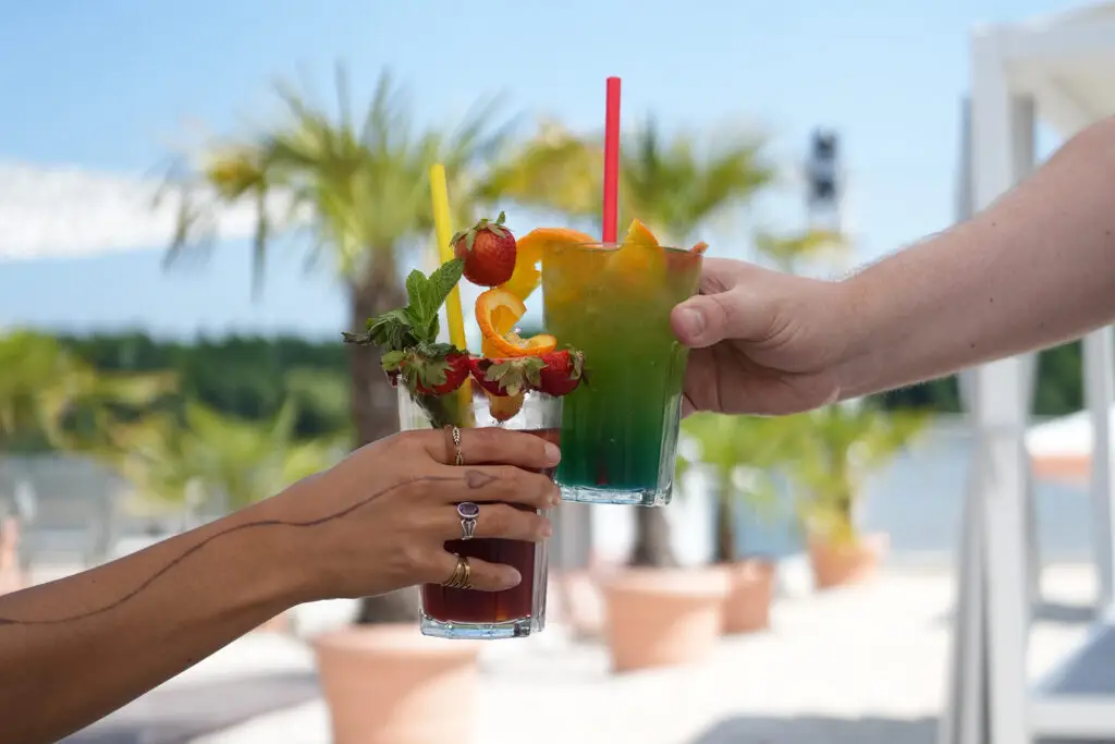 Erfrischender Cocktail mit Früchten auf am Beachclub am Otto-Maigler-See