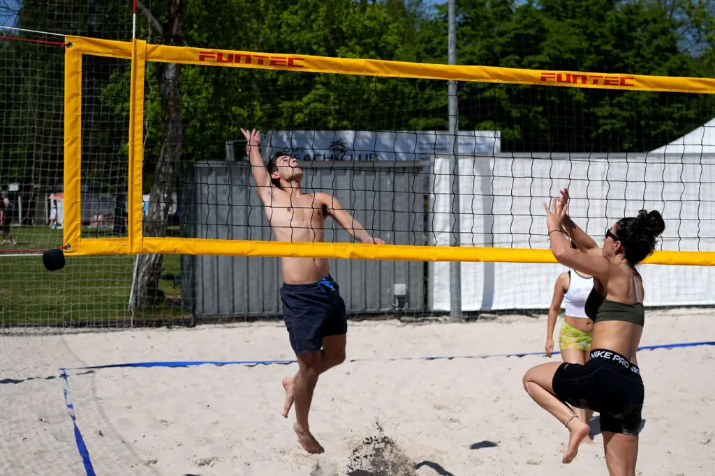Spieler beim Beachvolleyball am Netz am Otto-Maigler-See