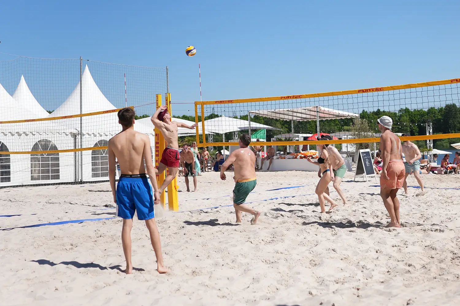 Beachvolleyballspieler auf dem Sandplatz am Otto-Maigler-See
