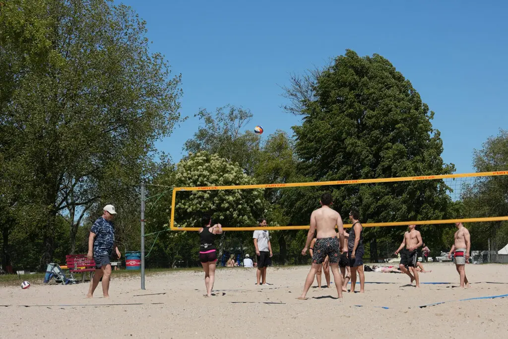 Beachvolleyballspiel auf dem Sandplatz am Otto-Maigler-See