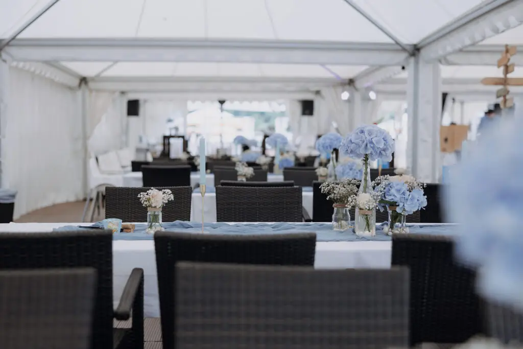 Eventzelt mit Tischen und Stühlen am Otto-Maigler-See