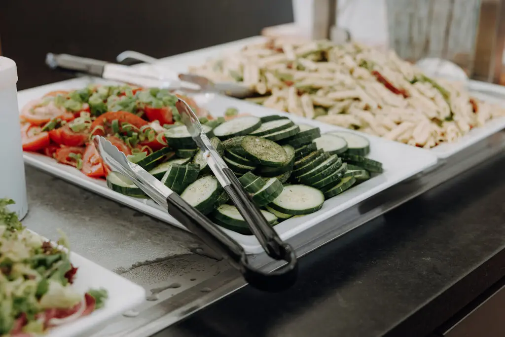 Frisches Buffet mit Gemüseplatten für ein Event am Otto-Maigler-See
