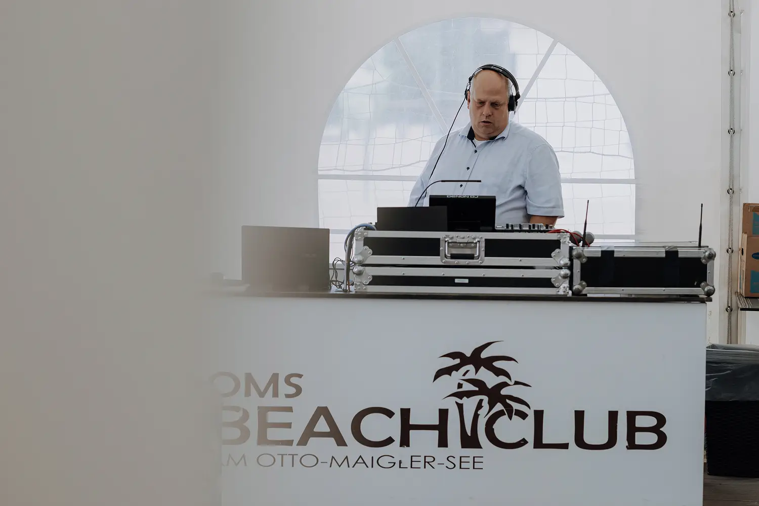 DJ-Pult bei einer Veranstaltung im Beachclub am Otto-Maigler-See