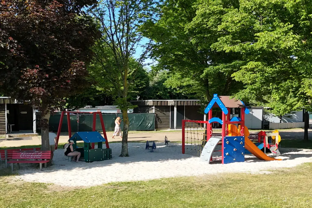 Spielplatz mit Rutsche und Schaukel am Otto-Maigler-See