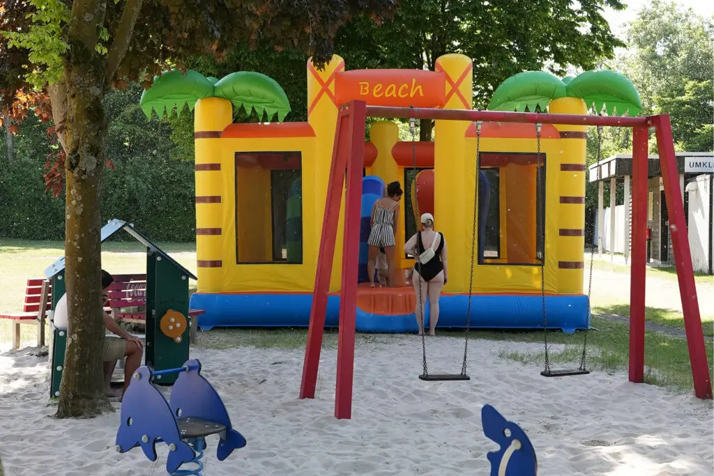Hüpfburg auf dem Spielplatz am Otto-Maigler-See
