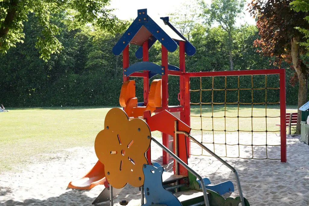 Buntes Spielhaus auf dem Kinderspielplatz am Otto-Maigler-See