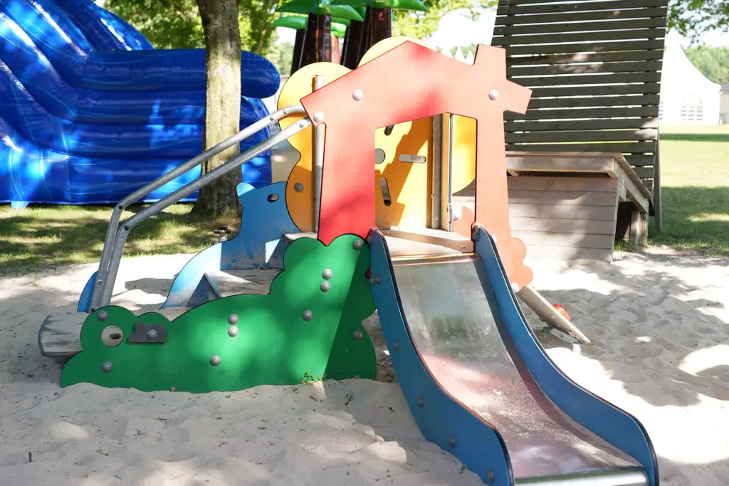 Bunte Kinderrutsche auf dem Spielplatz am Otto-Maigler-See