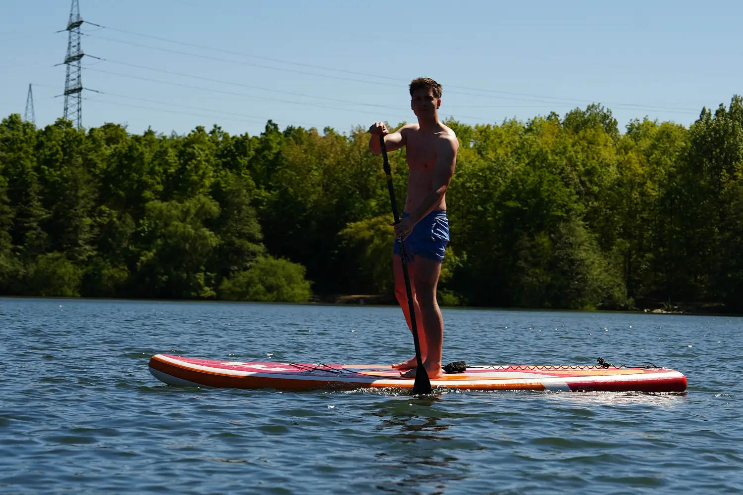 Mann beim Stand-up-Paddling auf dem Otto-Maigler-See