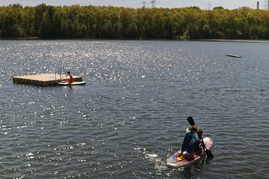 Stand-up-Paddler auf dem Otto-Maigler-See bei sonnigem Wetter