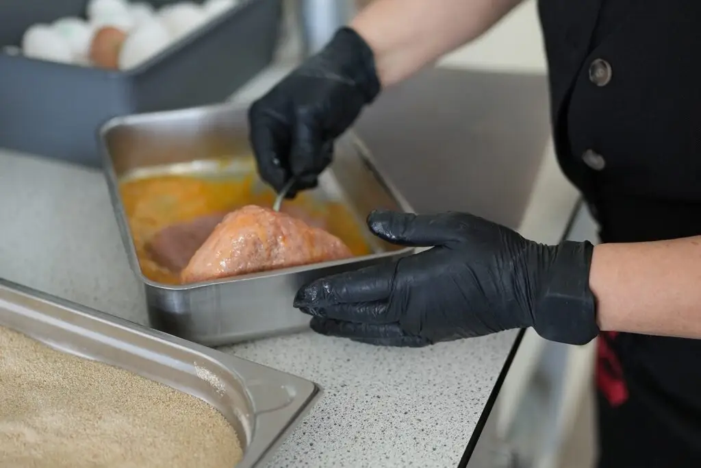 Regionale Schnitzel wird in der Seeterrasse zubereitet