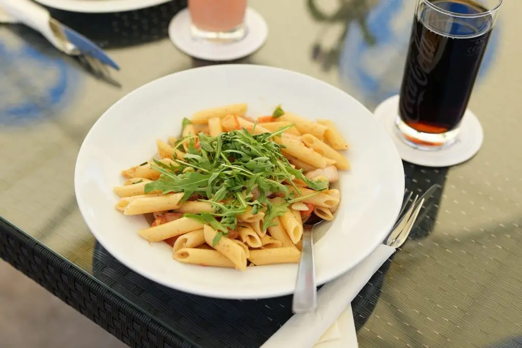Pasta-Gericht mit Rucola auf der Seeterrasse am Otto-Maigler-See