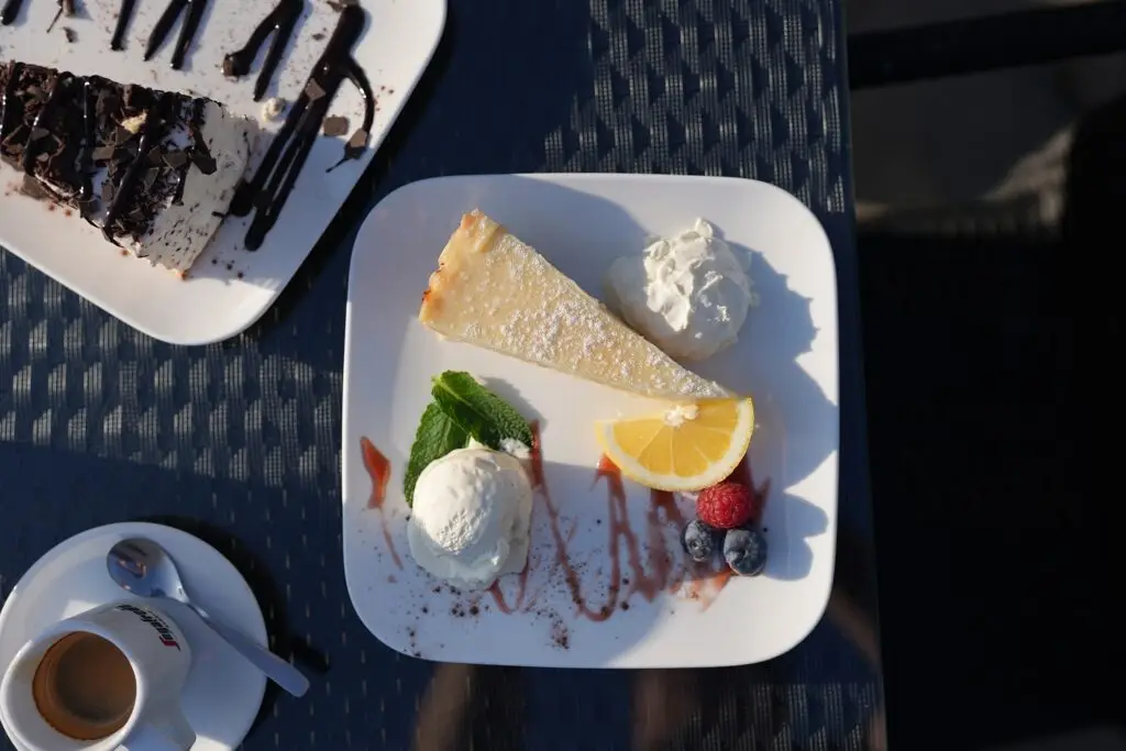 Dessert mit Eis, Sahne und Schokoladensauce auf der Seeterrasse