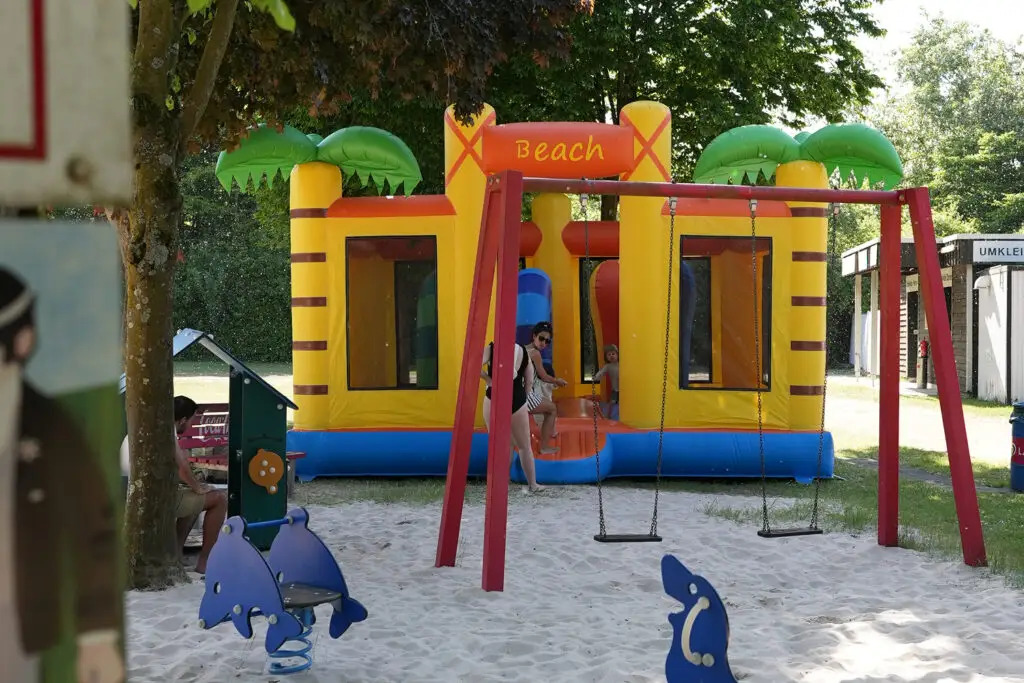 Hüpfburg auf dem Spielplatz am Otto-Maigler-See in Hürth