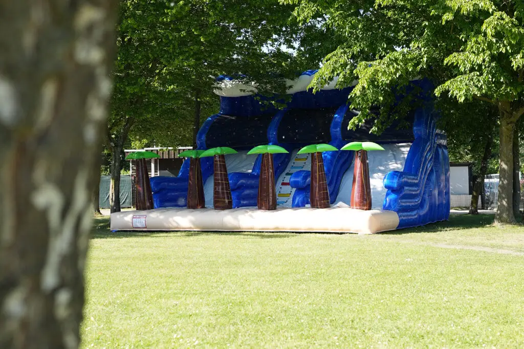Blaue Rutschen im Spielbereich am Otto-Maigler-See