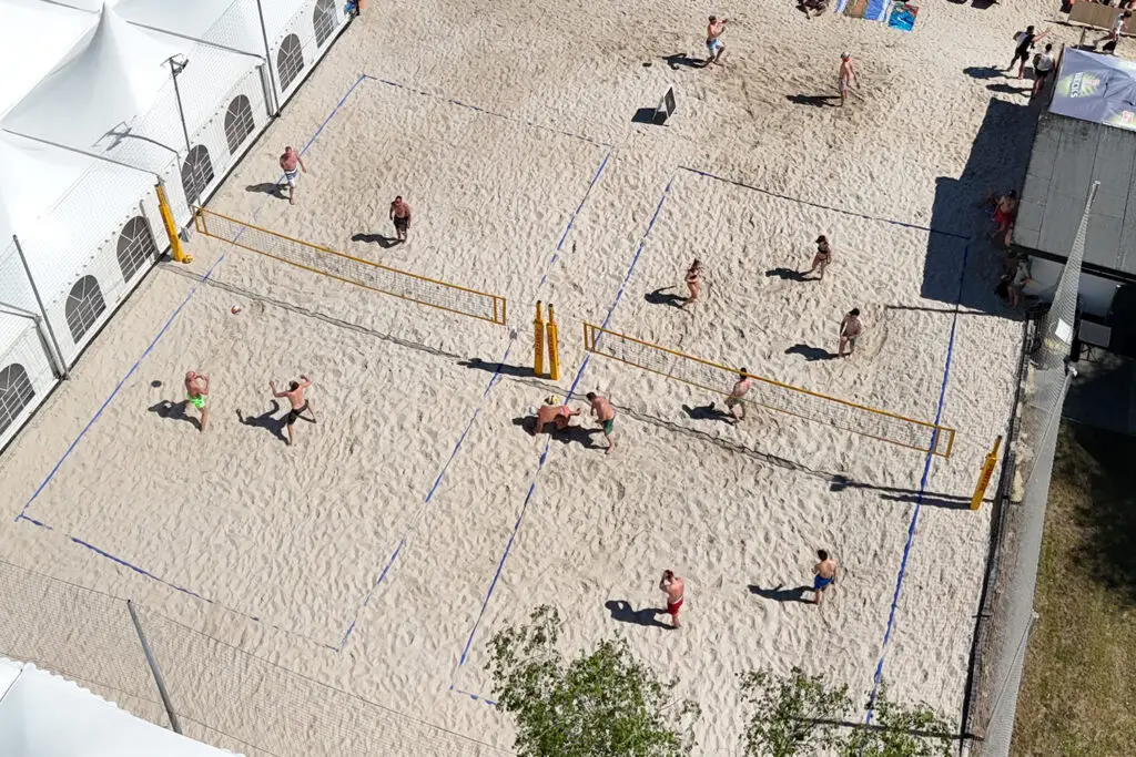 Luftaufnahme vom Strandbad mit Beachvolleyballfeldern am Otto-Maigler-See