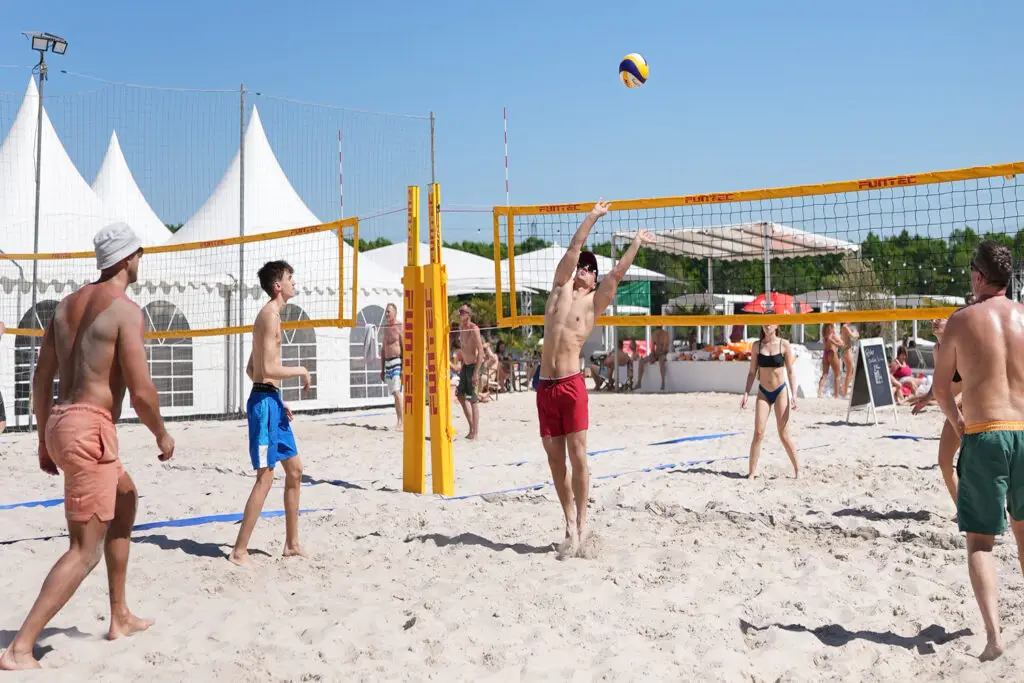 Beachvolleyballspieler schlägt den Ball am Otto-Maigler-See