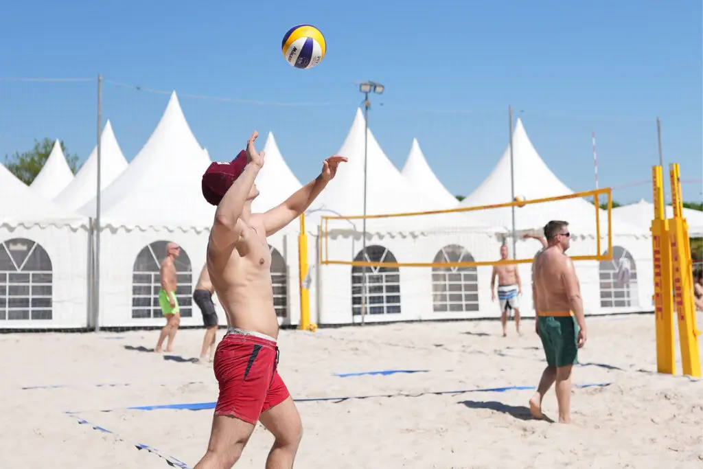 Beachvolleyballspieler schlägt den Ball am Otto-Maigler-See